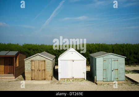 Wooden Strand Hütten entlang des Sandstrandes an der West wittering, in der Nähe der Mündung von Chichester Harbour, West Sussex, UK. Stockfoto