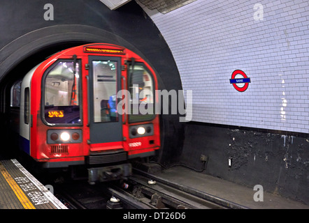 Die Londoner U-Bahn (auch bekannt als das Rohr oder einfach den Untergrund) Stockfoto