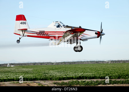 Osgood, Idaho, USA eine landwirtschaftliche Sprühflugzeug fliegt niedrig über Kartoffelacker, Spritzen für die Kraut-und Knollenfäule. Stockfoto