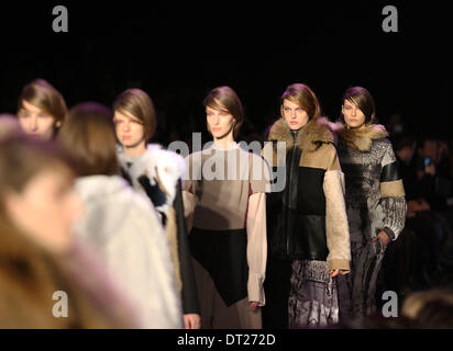 New York, USA. 6. Februar 2014. Modelle zeigen Kreationen von BCBGMAXAZRIA im Mercedes-Benz Fashion Week 2014 Herbst in New York, Vereinigte Staaten, 6. Februar 2014. (Xinhua/Wu Rong/Alamy Live News) Stockfoto