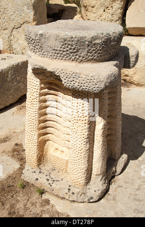 Segment einer geschnitzten Stein Säule bei der megalithischen Tempel von Hagar Qim, Malta Stockfoto