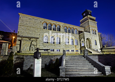 Die Nikeios Schule in malerischen Nymfaio, eines der schönsten griechischen Bergdörfern, Florina, Mazedonien, Griechenland. Stockfoto