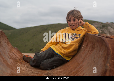 kleiner Junge mit Schlamm bedeckt Stockfoto