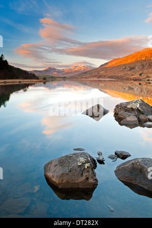 Llynnau Mymbyr, Mount Snowdon & Bereich Snowdon im Winter, von Capel Curig, Snowdonia-Nationalpark, Wales, UK Stockfoto