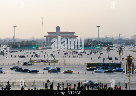 Platz des himmlischen Friedens vom Tor des himmlischen Friedens (Tiananmen) gesehen. Das Mausoleum Mao Zedong im Hintergrund. Peking, China. Stockfoto