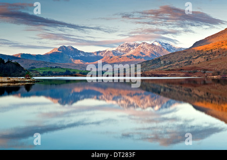 Llynnau Mymbyr, Mount Snowdon & Bereich Snowdon im Winter, von Capel Curig, Snowdonia-Nationalpark, Wales, UK Stockfoto