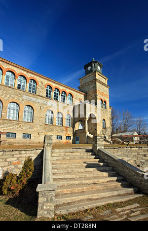 Die Nikeios Schule in malerischen Nymfaio, eines der schönsten griechischen Bergdörfern, Florina, Mazedonien, Griechenland. Stockfoto