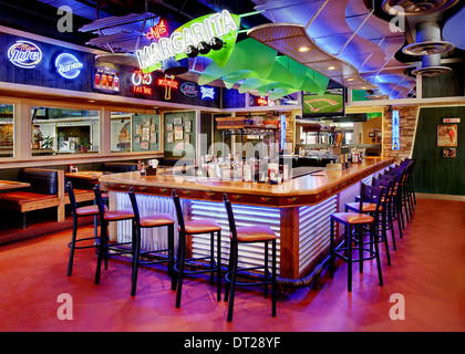 Die Bar im Restaurant Chilis. Das Bild zeigt kräftige Farben und moderne Sitzmöbel. Stockfoto