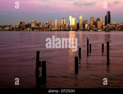 WASHINGTON: Die Stadt Seattle, die von West Seattle aus über die Elliot Bay blickt. 2013 Stockfoto