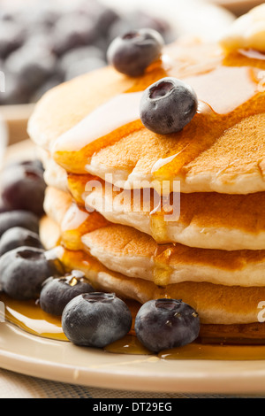 Hausgemachte Buttermilch Pfannkuchen mit Heidelbeeren und Sirup zum Frühstück Stockfoto