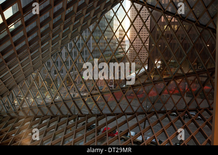 WASHINGTON - Blick nach Westen auf die 4th Avenue vom Innern der Seattle Public Library. 2014 Stockfoto