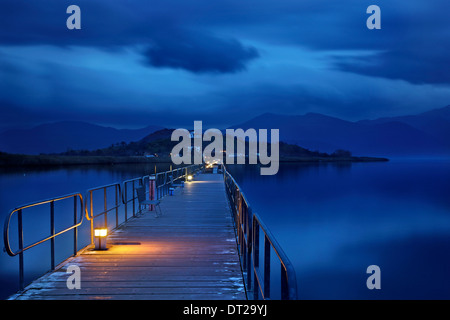 Agios Achilleios Inselchen und seine schwebende Fußgänger brücke (650 m lang), Mikri ('small') Prespa See, Florina, Mazedonien, Griechenland. Stockfoto