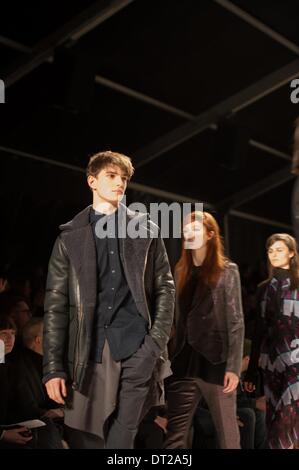 New York, NY, USA. 6. Februar 2014. Models auf dem Laufsteg für RICHARD CHAI Herbst/Winter 2014 Mode zeigen während der New York Fashion Week 2014. Bildnachweis: Jodi Jones/ZUMA Wire/ZUMAPRESS.com/Alamy Live-Nachrichten Stockfoto