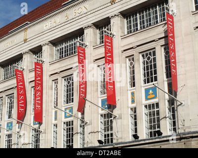 Die Fassade des Heal es Möbel in Tottenham Court Road London während deren Verkauf speichern Stockfoto