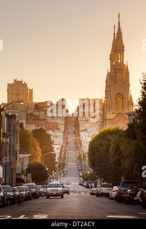 Filbert Street mit St. Peter und Paul Kirche, bei Sonnenuntergang, San Francisco, Kalifornien, USA Stockfoto