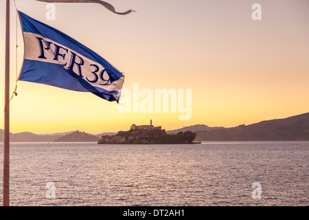 Alcatraz Insel bei Sonnenuntergang, angesehen vom Pier 39, North Beach, San Francisco, Kalifornien Stockfoto