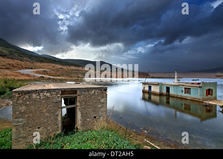 Bei den sinkenden Teil des Sfendyli Dorf in den künstlichen See erstellt durch den Damm von Aposelemis, Heraklion, Kreta, Griechenland Stockfoto