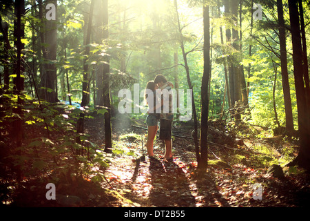 Junges Paar im Wald umarmen Stockfoto