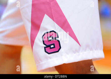 Syracuse, New York, USA. 6. Februar 2014. 6. Februar 2014: Gesamtansicht der Syracuse Orange Logo im ersten Halbjahr eine NCAA Frauen-Basketball-Spiel zwischen der Virginia Tech Hokies und Syracuse Orange an den Carrier Dome in Syracuse, New York. Rich Barnes/CSM/Alamy Live-Nachrichten Stockfoto