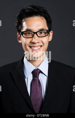 Stilvolle chinesischen Geschäftsmann. Vor dunklem Hintergrund Stockfoto