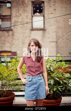 Porträt der jungen Frau mit Jeansrock Stockfoto