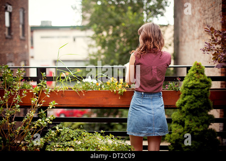 Rückansicht des jungen Frau mit Jeansrock Stockfoto