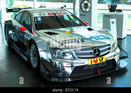 DTM Mercedes-AMG C-Coupe 2013 Rennwagen auf dem Display im Showroom im Motorenwerk in Affalterbach, Deutschland Stockfoto