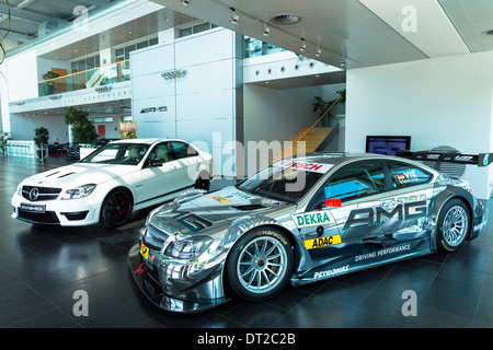 DTM Mercedes-AMG C-Coupe 2013 Rennwagen und weißen CLA 45 AMG mit 4-Zylinder-Motor im Showroom im Motorenwerk, Deutschland Stockfoto