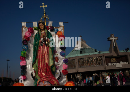 Ein Banner mit dem Bild der Jungfrau von Guadalupe auf die Wallfahrt zu unserer lieben Frau von Guadalupe Basilica in Mexico City, Mexiko Stockfoto