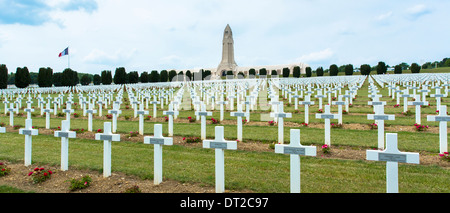 Friedhof von Douaumont und das Beinhaus, Ossuaire de Douaumont, bei Fleury-Devant-Douaumont bei Verdun, Frankreich Stockfoto