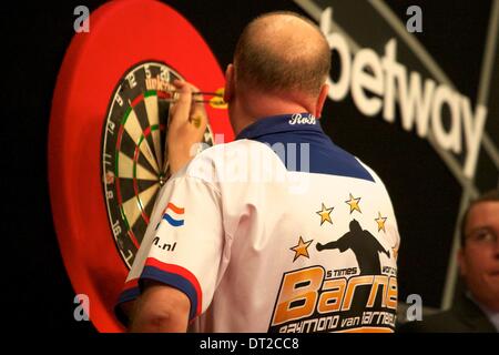 Liverpool, Vereinigtes Königreich. 6. Februar 2014. Raymond van Barneveld in Aktion während der ersten Runde der Premier League Darts aus dem Echo-Arena. Bildnachweis: Aktion Plus Sport/Alamy Live-Nachrichten Stockfoto