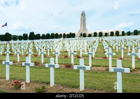 Friedhof von Douaumont und das Beinhaus, Ossuaire de Douaumont, bei Fleury-Devant-Douaumont bei Verdun, Frankreich Stockfoto