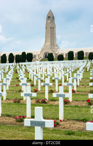 Friedhof von Douaumont und das Beinhaus, Ossuaire de Douaumont, bei Fleury-Devant-Douaumont bei Verdun, Frankreich Stockfoto