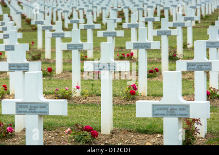 Friedhof von Douaumont in das Beinhaus, Ossuaire de Douaumont, bei Fleury-Devant-Douaumont bei Verdun, Frankreich - Typenschild auf Kreuz Stockfoto