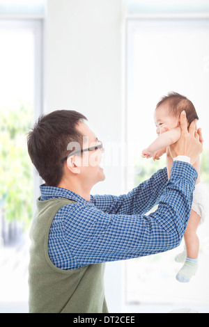 Glücklicher Vater umarmen Sohn lächelnd zu Hause Stockfoto