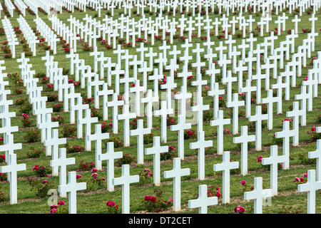 Friedhof von Douaumont in das Beinhaus, Ossuaire de Douaumont, bei Fleury-Devant-Douaumont bei Verdun, Frankreich Stockfoto