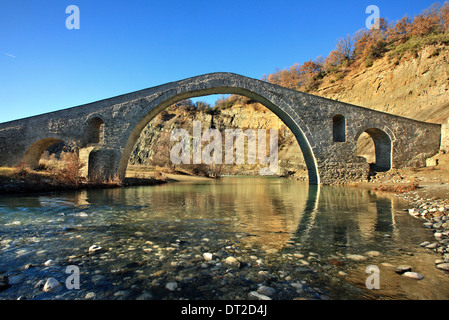 Die alte Stein gewölbten Brücke von Aziz Aga, in der Nähe Trikomo Dorf, Grevena, Mazedonien, Griechenland. Stockfoto