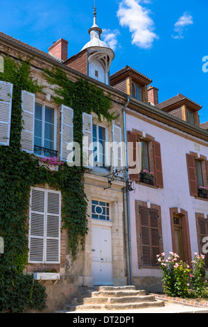 Traditionelle französische Haus mit Fensterläden in Hautvillers in der Nähe von Epernay, Champagne-Ardenne, Frankreich Stockfoto