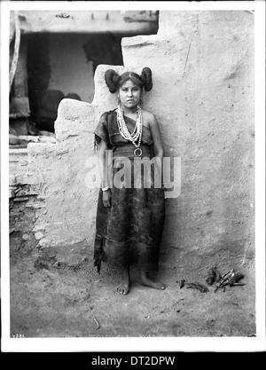 Mashonga, ein Hopi-Mädchen tragen reiche silberne Ornamenten von Navajo Indianern, Oraibi, Arizona, ca.1898 Stockfoto