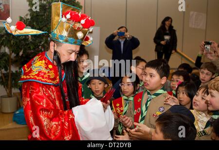 Toronto, Kanada. 6. Februar 2014. Mitglieder der Scout-Gruppen fordern Lai siehe Geldgeschenke zu besonderen Anlässen, von "der Gott des Reichtums" während die 2014 Scout Gruppen chinesischen Neujahrsfeier in Markham, Großraum Toronto, Kanada, 6. Februar 2014 gegeben. Bildnachweis: Zou Zheng/Xinhua/Alamy Live-Nachrichten Stockfoto