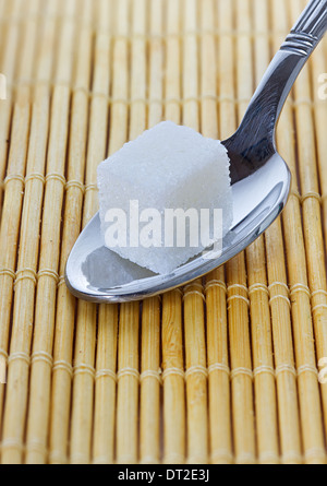 einen Löffel Zuckerwürfel Stockfoto