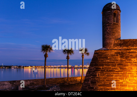 Historischen Castillo de San Marcos in der Dämmerung in St. Augustine, Florida Stockfoto