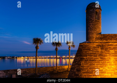 Historischen Castillo de San Marcos in der Dämmerung in St. Augustine, Florida Stockfoto