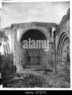 Die Ruinen des Altars der antiken Steinkirche in Mission San Juan Capistrano, 1901 gefangen genommen, veranschaulichen die Schäden am historischen Missionsgebäude. Stockfoto