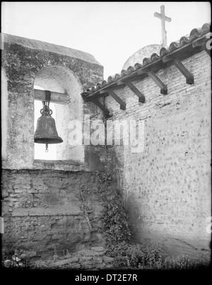 Die „San Vicente“-Glocke der Mission San Juan Capistrano ist auf diesem Foto um 1900 dargestellt, das eine der historischen Glocken der kalifornischen Mission zeigt. Stockfoto