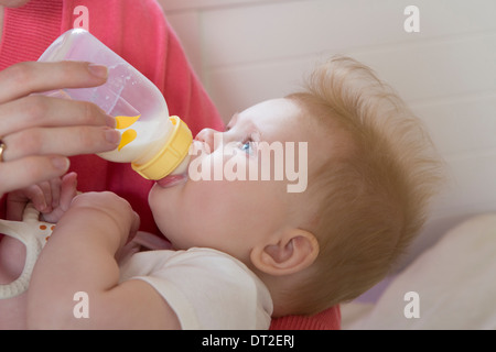 Mutter ihre kleine Tochter (6-11 Monate) Fütterung Stockfoto