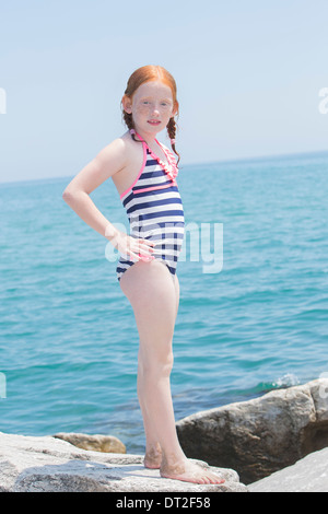 USA, Illinois, Waukegan, Mädchen (10-11) stehen auf Felsen Stockfoto