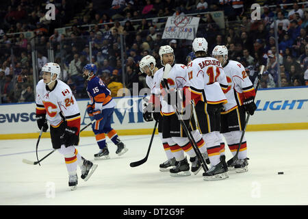 Uniondale, New York, USA. 6. Februar 2014. Die Calgary Flames feiern 2: 0 gegen die New York Islanders hinauf. Bildnachweis: Michael Cummo/ZUMA Wire/ZUMAPRESS.com/Alamy Live-Nachrichten Stockfoto