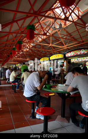 Gäste sitzen und Essen Suppen an Tischen im freien Maxwell Food Center Singapur Stockfoto