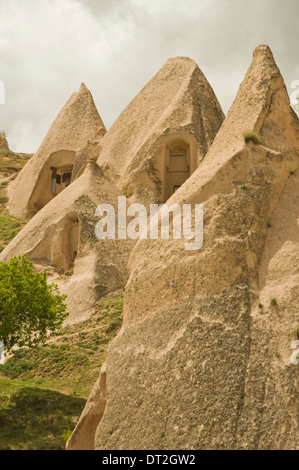 Asien, Türkei, Kappadokien, Göreme, typische kappadokischen Landschaft mit ungewöhnlichen Felsformationen und Häuser inmitten der Felsen Stockfoto